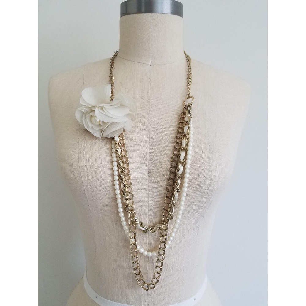 COPY - Forever 21 white/gold chain necklace with flower